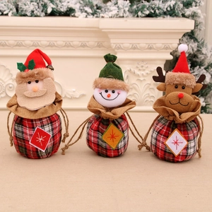 Trois sacs cadeaux de Noël en toile de jute avec Père Noël, bonhomme de neige et renne