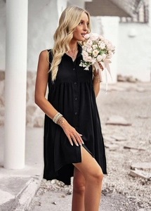 Détail d'une robe chemise noire sans manches avec une fente élégante à l'ourlet
