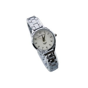 Elegant silver quartz watch for women with vintage engraved bezel and steel strap