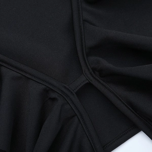 Detalle de tela de punto negro elástico con costura de doble aguja y textura precisa