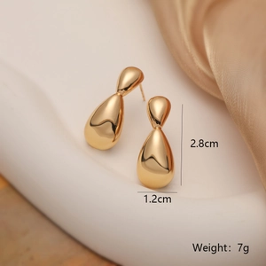 Detailansicht der 18K vergoldeten Tropfenohrringe mit 2,8 cm Länge und 7g Gewicht