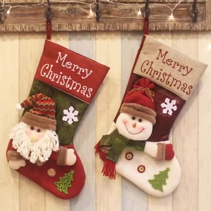 Chaussettes de Noël avec décorations 3D Père Noël et Bonhomme de neige en peluche