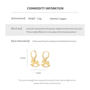 Vue détaillée des boucles d'oreilles cheval plaquées or 18 carats avec dimensions