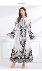 Détail de l'imprimé paisley sur robe avec col montant et des manches évasées