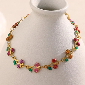 Bracelet cerise en acier inoxydable plaqué or 18K avec des détails pailletés colorés