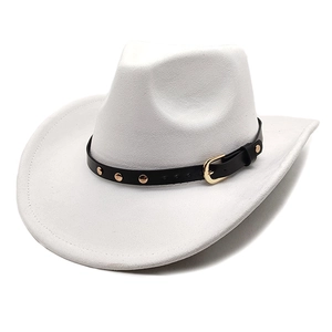 Détail du chapeau de cowboy blanc en feutre avec sangle noire et rivets dorés