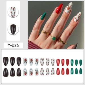 Faux ongles amande de Noël avec motifs de renne mignons et couleurs de fête rouges