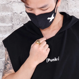 Close-up of golden punk snake skull ring featuring embossed details on a male model's hand