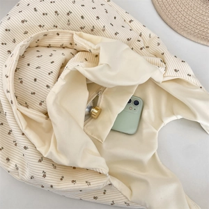 Détail du sac cabas en velours côtelé crème avec imprimé fleuri marron et fermeture