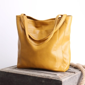 Détail du grand sac cabas jaune en cuir huilé vintage avec poches et doubles poignées