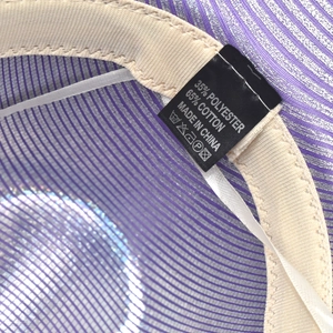 Détail de l'étiquette du chapeau indiquant 65% coton et 35% polyester de matière
