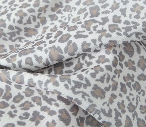 Detailaufnahme von Netzstoff mit Leopardenmuster und atmungsaktiver Textur in Grau