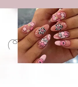 Mandelförmige Kunstnägel mit handgemalten Gänseblümchen, Kuhmuster und rosa Herz-Designs