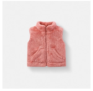 Dettaglio della morbida trama in pile rosa e cerniera del gilet caldo per bambini