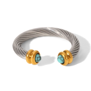 Détail de l'anneau torsadé en argent avec turquoise bleue et finitions dorées