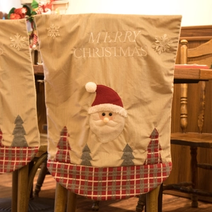 Weihnachts-Stuhlbezug mit Weihnachtsmann-Stickerei und Karomuster auf einem Holzstuhl