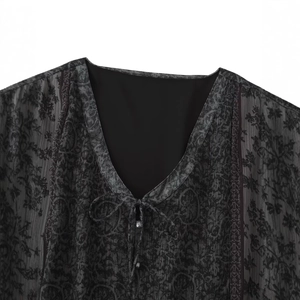 Schickes schwarzes V-Ausschnitt Kleid mit Metallfaden und Vintage-Blumendruck
