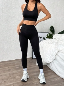 Ensemble de yoga noir deux pièces avec legging taille haute et brassière de sport