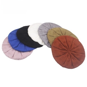 Détail de bérets en tricot multicolores montrant sept couleurs et une texture douce