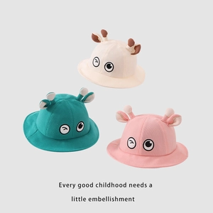 Bobs pour enfants avec bois de cerf 3D et broderie clin d'œil en trois coloris doux