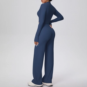 Détail d'un ensemble de sport bleu marine extensible avec crop top et pantalon large