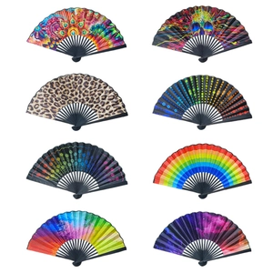 Set di 8 ventagli pieghevoli arcobaleno con motivi astratti come piume di pavone e teschi