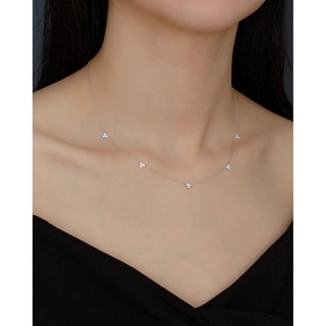 Élégant collier en argent S925 avec pendentifs trèfles porté par un mannequin femme
