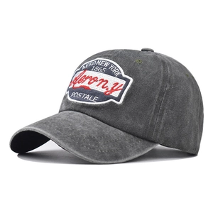 Dettaglio del cappellino in cotone lavato grigio antracite con ricamo vintage retrò