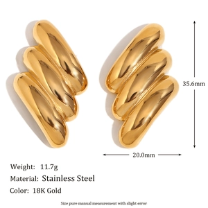 Boucles d'oreilles nœud texturées irrégulières en acier doré 18 carats avec dimensions