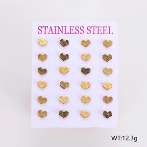 Set mit 12 Paar Herz-Ohrsteckern aus Edelstahl in Gold und Schwarz auf Displaykarte