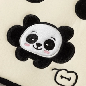 Dettaglio del ricamo a forma di panda su custodia per tablet in peluche bianco panna