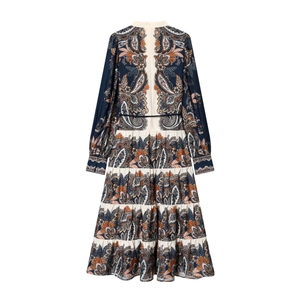 Langärmeliges Paisley-Kleid mit gestuftem Rock und schöner betonter Taillenform
