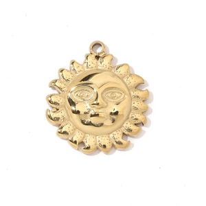 Dettaglio del ciondolo a forma di sole dorato con rilievo per la creazione di gioielli