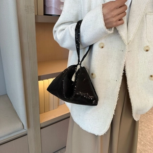 Sac hobo chic à paillettes noires pour femme avec une forme triangulaire unique et élégante