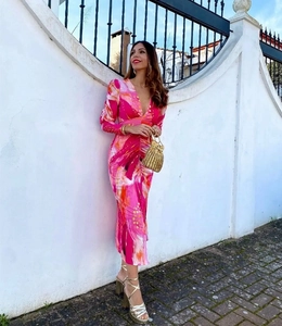 Détail d'une robe longue à imprimé marbré rose, col en V et taille froncée en extérieur