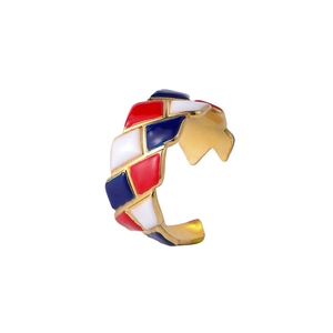 Détail de la bague en acier doré avec motif tressé en émail rouge bleu et blanc