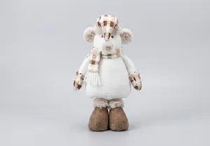 Dettaglio del pupazzo di neve natalizio in peluche con cappello a quadri e stivali in busta