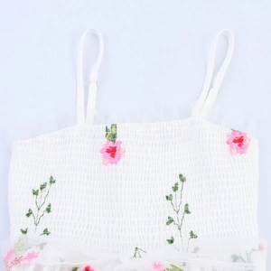 Robe en mesh blanc à broderies florales avec bretelles camisole et taille élastique