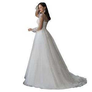 Élégante robe de mariée blanche à manches longues avec broderie dentelle et traîne en tulle