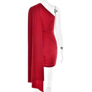 Detail des roten One-Shoulder-Minikleids mit elegantem Fallärmel und gerafftem Stoff