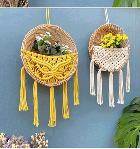 Detail von gewebten Makramee-Wandkörben mit Baumwollfransen und Quasten im Boho-Stil