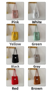 Sacs cabas en velours côtelé en huit couleurs avec design épuré et boucles métalliques