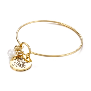 Minimalistischer Gold-Armreif aus Edelstahl mit Perle und eingraviertem Blumen-Anhänger