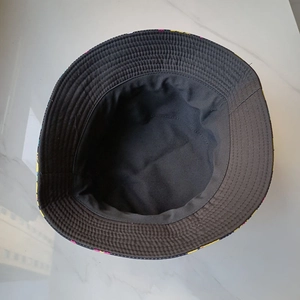 Vue détaillée de la doublure noire d'un chapeau bob réversible avec motif ananas