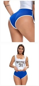 Detail der königsblauen Sport-Shorts mit hohem Bund, Seitenschlitzen und weißer Einfassung