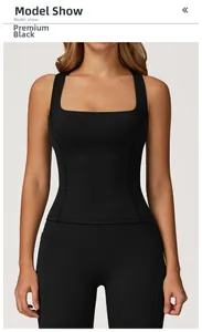Dettaglio del gilet da yoga nero con scollo quadrato e consistenza del tessuto opaco premium