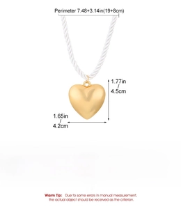 Dimensions détaillées du collier cœur perle doré avec étiquettes de taille et poids