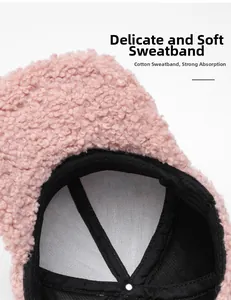 Dettaglio del cappello rosa in pile sherpa con fascia antisudore in cotone morbido e traspirante