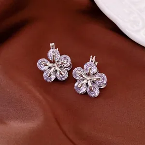 Boucles d'oreilles fleur en argent avec pétales de zircon violet clair sur soie