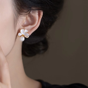 Boucles d'oreilles fleurs blanches élégantes avec nacre, perles et bordures dorées